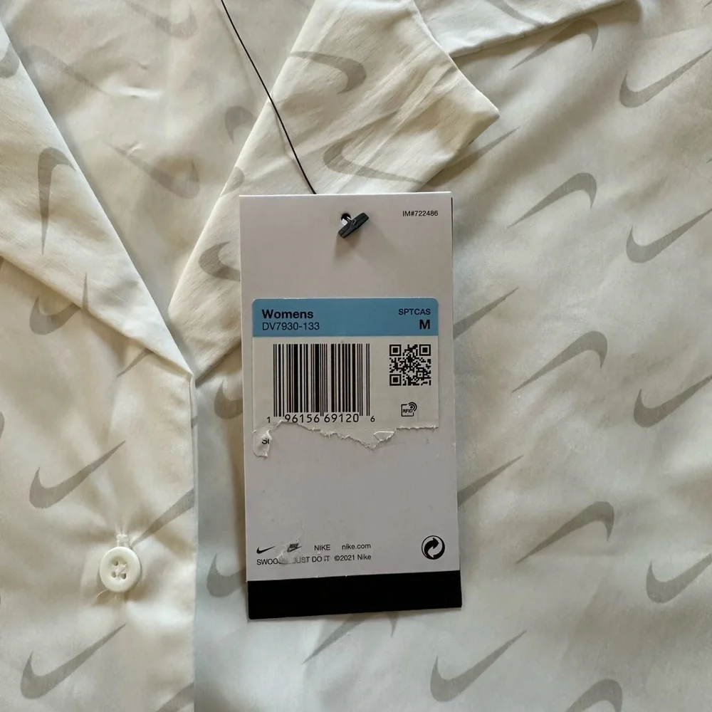 Nike Swoosh Button Up White Camp Shirt Women’s Boyfriend Fit Size Medium